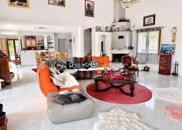 Vincent PR et Celine H IMMOBILIER vous présentent en exclusivité

Au cœur d'un environnement préservé, dans la magnifique vallée de la Cance, cette propriété d'architecte dévoile une qualité de vie rare, où volumes, lumière et sérénité se rencontrent harmonieusement.

Implantée sur un terrain clos de 2400 m² environ, cette demeure construite en 2003 s'intègre parfaitement à son cadre naturel et bénéficie d'une vue dégagée exceptionnelle sur les reliefs environnants.

Dès les premiers pas, l'impression d'espace est immédiate. La pièce de vie principale, généreusement ouverte sur l'extérieur, offre près de 75 m² dédiés à la convivialité. Son plafond cathédrale, sa cheminée dite "insert" et ses larges ouvertures créent une atmosphère chaleureuse tout au long de l'année.

La terrasse panoramique de 145 m² environ, dont une grande partie couverte, prolonge naturellement les espaces intérieurs et devient un véritable lieu de vie à ciel ouvert, idéal pour recevoir ou simplement profiter du calme et de l'ensoleillement plein sud.

Pensée pour le confort quotidien, la maison propose une vaste suite parentale avec son espace bureau à proximité, tandis que l'étage accueille deux chambres lumineuses ouvertes sur un balcon filant surplombant la vallée, accompagnées d'un dressing et d'une salle de bains.

Au-delà de ses espaces résidentiels, cette propriété révèle un potentiel particulièrement attractif grâce à son niveau inférieur. Celui-ci permet d'envisager de nombreux projets : création d'un logement indépendant, activité professionnelle, espace de réception, ou encore hébergement complémentaire pour la famille et les invités.

À l'extérieur, les prestations renforcent le caractère exclusif du lieu : cour aménagée en jolis pavés, portail motorisé en fer forgé, vaste parc arboré et garage indépendant de grande capacité pouvant accueillir plusieurs véhicules.

Cette propriété s'adresse à celles et ceux qui recherchent bien plus qu'une maison : un cadre de vie privilégié, de grands espaces et un potentiel d'évolution rare dans un secteur recherché.

Une adresse confidentielle où confort, élégance et liberté d'aménagement se conjuguent parfaitement.

Visites sur rendez vous 
VINCENT 0633502868
CÉLINE 0749427426