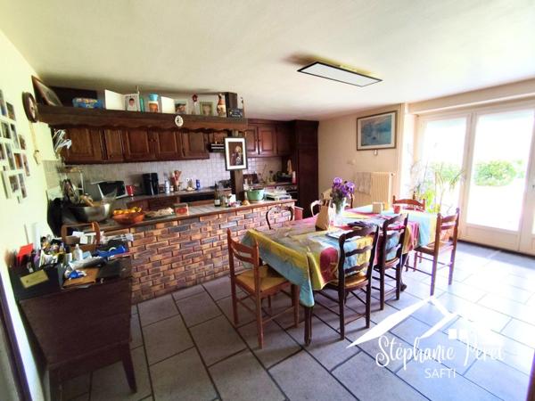 Le charme de la pierre, l'espace d'une grande maison, et le confort d'un extérieur soigné