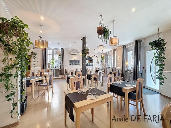 En exclusivité, opportunité d’acquérir un ensemble immobilier et commercial complet, idéalement situé à Allevard, dans un secteur attractif et dynamique. Cet établissement reconnu comprend à la fois le fonds de commerce et les murs commerciaux, offrant une totale maîtrise de l’outil de travail.
L’activité se compose d’un hôtel de 10 chambres avec salle de bains pour chacune accueillant une clientèle régulière, à la fois professionnelle et touristique, d’un restaurant disposant d’une salle conviviale et bénéficiant d’une belle notoriété locale, ainsi que d’une activité traiteur présentant un fort potentiel de développement, notamment sur les événements tels que mariages, séminaires ou réceptions privées et professionnelles.
Un véritable atout supplémentaire réside dans la présence d’un logement situé au dernier étage, comprenant un spacieux appartement de type T4 avec combles, idéal pour habiter sur place ou loger un gérant.
L'ensemble est edifié sur une parcelle d'environ 350m², laissant place à une bel extérieur, qui n'est à ce jour pas exploité pour l'activité.
Ce bien constitue une opportunité rare permettant une exploitation immédiate avec de belles perspectives de développement. Il s’adresse aussi bien à un professionnel de l’hôtellerie-restauration qu’à un repreneur souhaitant développer une activité complète.

Dossier complet et informations disponibles sur demande. Visite uniquement sur rendez-vous.