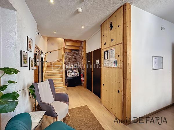 En exclusivité, opportunité d’acquérir un ensemble immobilier et commercial complet, idéalement situé à Allevard, dans un secteur attractif et dynamique. Cet établissement reconnu comprend à la fois le fonds de commerce et les murs commerciaux, offrant une totale maîtrise de l’outil de travail.
L’activité se compose d’un hôtel de 10 chambres avec salle de bains pour chacune accueillant une clientèle régulière, à la fois professionnelle et touristique, d’un restaurant disposant d’une salle conviviale et bénéficiant d’une belle notoriété locale, ainsi que d’une activité traiteur présentant un fort potentiel de développement, notamment sur les événements tels que mariages, séminaires ou réceptions privées et professionnelles.
Un véritable atout supplémentaire réside dans la présence d’un logement situé au dernier étage, comprenant un spacieux appartement de type T4 avec combles, idéal pour habiter sur place ou loger un gérant.
L'ensemble est edifié sur une parcelle d'environ 350m², laissant place à une bel extérieur, qui n'est à ce jour pas exploité pour l'activité.
Ce bien constitue une opportunité rare permettant une exploitation immédiate avec de belles perspectives de développement. Il s’adresse aussi bien à un professionnel de l’hôtellerie-restauration qu’à un repreneur souhaitant développer une activité complète.

Dossier complet et informations disponibles sur demande. Visite uniquement sur rendez-vous.