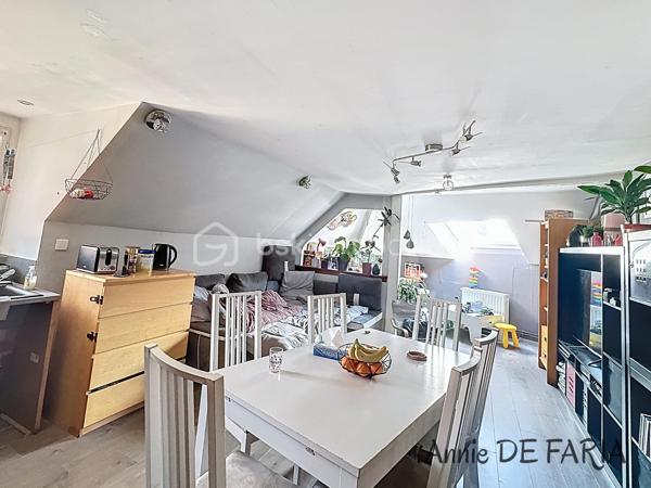 En exclusivité, opportunité d’acquérir un ensemble immobilier et commercial complet, idéalement situé à Allevard, dans un secteur attractif et dynamique. Cet établissement reconnu comprend à la fois le fonds de commerce et les murs commerciaux, offrant une totale maîtrise de l’outil de travail.
L’activité se compose d’un hôtel de 10 chambres avec salle de bains pour chacune accueillant une clientèle régulière, à la fois professionnelle et touristique, d’un restaurant disposant d’une salle conviviale et bénéficiant d’une belle notoriété locale, ainsi que d’une activité traiteur présentant un fort potentiel de développement, notamment sur les événements tels que mariages, séminaires ou réceptions privées et professionnelles.
Un véritable atout supplémentaire réside dans la présence d’un logement situé au dernier étage, comprenant un spacieux appartement de type T4 avec combles, idéal pour habiter sur place ou loger un gérant.
L'ensemble est edifié sur une parcelle d'environ 350m², laissant place à une bel extérieur, qui n'est à ce jour pas exploité pour l'activité.
Ce bien constitue une opportunité rare permettant une exploitation immédiate avec de belles perspectives de développement. Il s’adresse aussi bien à un professionnel de l’hôtellerie-restauration qu’à un repreneur souhaitant développer une activité complète.

Dossier complet et informations disponibles sur demande. Visite uniquement sur rendez-vous.