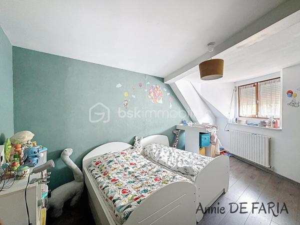 En exclusivité, opportunité d’acquérir un ensemble immobilier et commercial complet, idéalement situé à Allevard, dans un secteur attractif et dynamique. Cet établissement reconnu comprend à la fois le fonds de commerce et les murs commerciaux, offrant une totale maîtrise de l’outil de travail.
L’activité se compose d’un hôtel de 10 chambres avec salle de bains pour chacune accueillant une clientèle régulière, à la fois professionnelle et touristique, d’un restaurant disposant d’une salle conviviale et bénéficiant d’une belle notoriété locale, ainsi que d’une activité traiteur présentant un fort potentiel de développement, notamment sur les événements tels que mariages, séminaires ou réceptions privées et professionnelles.
Un véritable atout supplémentaire réside dans la présence d’un logement situé au dernier étage, comprenant un spacieux appartement de type T4 avec combles, idéal pour habiter sur place ou loger un gérant.
L'ensemble est edifié sur une parcelle d'environ 350m², laissant place à une bel extérieur, qui n'est à ce jour pas exploité pour l'activité.
Ce bien constitue une opportunité rare permettant une exploitation immédiate avec de belles perspectives de développement. Il s’adresse aussi bien à un professionnel de l’hôtellerie-restauration qu’à un repreneur souhaitant développer une activité complète.

Dossier complet et informations disponibles sur demande. Visite uniquement sur rendez-vous.