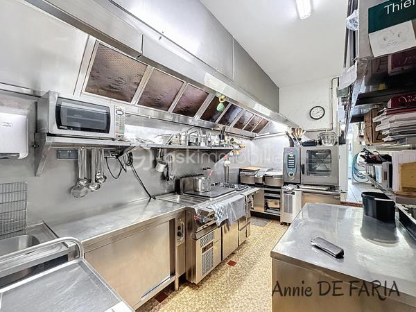 En exclusivité, opportunité d’acquérir un ensemble immobilier et commercial complet, idéalement situé à Allevard, dans un secteur attractif et dynamique. Cet établissement reconnu comprend à la fois le fonds de commerce et les murs commerciaux, offrant une totale maîtrise de l’outil de travail.
L’activité se compose d’un hôtel de 10 chambres avec salle de bains pour chacune accueillant une clientèle régulière, à la fois professionnelle et touristique, d’un restaurant disposant d’une salle conviviale et bénéficiant d’une belle notoriété locale, ainsi que d’une activité traiteur présentant un fort potentiel de développement, notamment sur les événements tels que mariages, séminaires ou réceptions privées et professionnelles.
Un véritable atout supplémentaire réside dans la présence d’un logement situé au dernier étage, comprenant un spacieux appartement de type T4 avec combles, idéal pour habiter sur place ou loger un gérant.
L'ensemble est edifié sur une parcelle d'environ 350m², laissant place à une bel extérieur, qui n'est à ce jour pas exploité pour l'activité.
Ce bien constitue une opportunité rare permettant une exploitation immédiate avec de belles perspectives de développement. Il s’adresse aussi bien à un professionnel de l’hôtellerie-restauration qu’à un repreneur souhaitant développer une activité complète.

Dossier complet et informations disponibles sur demande. Visite uniquement sur rendez-vous.