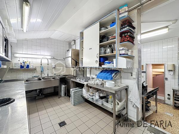 En exclusivité, opportunité d’acquérir un ensemble immobilier et commercial complet, idéalement situé à Allevard, dans un secteur attractif et dynamique. Cet établissement reconnu comprend à la fois le fonds de commerce et les murs commerciaux, offrant une totale maîtrise de l’outil de travail.
L’activité se compose d’un hôtel de 10 chambres avec salle de bains pour chacune accueillant une clientèle régulière, à la fois professionnelle et touristique, d’un restaurant disposant d’une salle conviviale et bénéficiant d’une belle notoriété locale, ainsi que d’une activité traiteur présentant un fort potentiel de développement, notamment sur les événements tels que mariages, séminaires ou réceptions privées et professionnelles.
Un véritable atout supplémentaire réside dans la présence d’un logement situé au dernier étage, comprenant un spacieux appartement de type T4 avec combles, idéal pour habiter sur place ou loger un gérant.
L'ensemble est edifié sur une parcelle d'environ 350m², laissant place à une bel extérieur, qui n'est à ce jour pas exploité pour l'activité.
Ce bien constitue une opportunité rare permettant une exploitation immédiate avec de belles perspectives de développement. Il s’adresse aussi bien à un professionnel de l’hôtellerie-restauration qu’à un repreneur souhaitant développer une activité complète.

Dossier complet et informations disponibles sur demande. Visite uniquement sur rendez-vous.