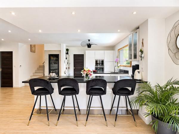 Divonne-les-Bains (01220) DIVONNE-LES-BAINS – SECTEUR PRISÉ – MAISON CONTEMPORAINE AVEC VUE PANORAMIQUE ET PISCINE