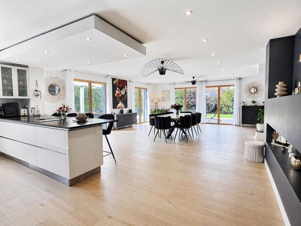 Divonne-les-Bains (01220) DIVONNE-LES-BAINS – SECTEUR PRISÉ – MAISON CONTEMPORAINE AVEC VUE PANORAMIQUE ET PISCINE