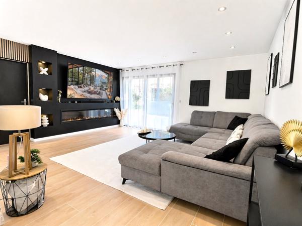 Divonne-les-Bains (01220) DIVONNE-LES-BAINS – SECTEUR PRISÉ – MAISON CONTEMPORAINE AVEC VUE PANORAMIQUE ET PISCINE