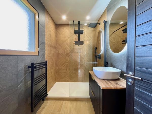 Divonne-les-Bains (01220) DIVONNE-LES-BAINS – SECTEUR PRISÉ – MAISON CONTEMPORAINE AVEC VUE PANORAMIQUE ET PISCINE