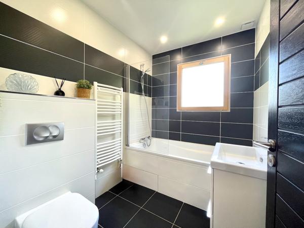 Divonne-les-Bains (01220) DIVONNE-LES-BAINS – SECTEUR PRISÉ – MAISON CONTEMPORAINE AVEC VUE PANORAMIQUE ET PISCINE