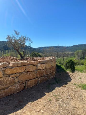 DE NOUVEAU A LA VENTE - Au cœur de la Provence dans le charmant village de Salernes, découvrez ce magnifique terrain arboré de 3267 m², dont 1 200 m² constructibles.

Situé en zone UCR du PLU, il offre une emprise au sol de 20 %, avec possibilité de construction en R+1 et d'aménagement d'une piscine

Les viabilités (eau, électricité et tout-à-l’égout) sont en bordure de terrain, facilitant votre projet.

Idéalement situé, à proximité des commodités, ce terrain saura vous séduire par son environnement agréable et sa superbe vue dégagée.

Une belle opportunité à ne pas manquer !

Possibilité d'acquérir le terrain attenant également en vente : parcelle de 3166 m² dont 1100 m² constructible au prix de 140 000 €