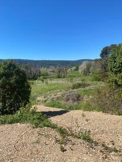 DE NOUVEAU A LA VENTE - Au cœur de la Provence dans le charmant village de Salernes, découvrez ce magnifique terrain arboré de 3267 m², dont 1 200 m² constructibles.

Situé en zone UCR du PLU, il offre une emprise au sol de 20 %, avec possibilité de construction en R+1 et d'aménagement d'une piscine

Les viabilités (eau, électricité et tout-à-l’égout) sont en bordure de terrain, facilitant votre projet.

Idéalement situé, à proximité des commodités, ce terrain saura vous séduire par son environnement agréable et sa superbe vue dégagée.

Une belle opportunité à ne pas manquer !

Possibilité d'acquérir le terrain attenant également en vente : parcelle de 3166 m² dont 1100 m² constructible au prix de 140 000 €