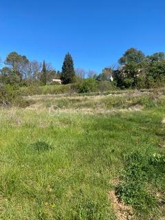 DE NOUVEAU A LA VENTE - Au cœur de la Provence dans le charmant village de Salernes, découvrez ce magnifique terrain arboré de 3267 m², dont 1 200 m² constructibles.

Situé en zone UCR du PLU, il offre une emprise au sol de 20 %, avec possibilité de construction en R+1 et d'aménagement d'une piscine

Les viabilités (eau, électricité et tout-à-l’égout) sont en bordure de terrain, facilitant votre projet.

Idéalement situé, à proximité des commodités, ce terrain saura vous séduire par son environnement agréable et sa superbe vue dégagée.

Une belle opportunité à ne pas manquer !

Possibilité d'acquérir le terrain attenant également en vente : parcelle de 3166 m² dont 1100 m² constructible au prix de 140 000 €