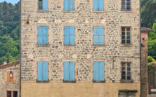 Immeuble à vendre    2 pièces •  Largentière