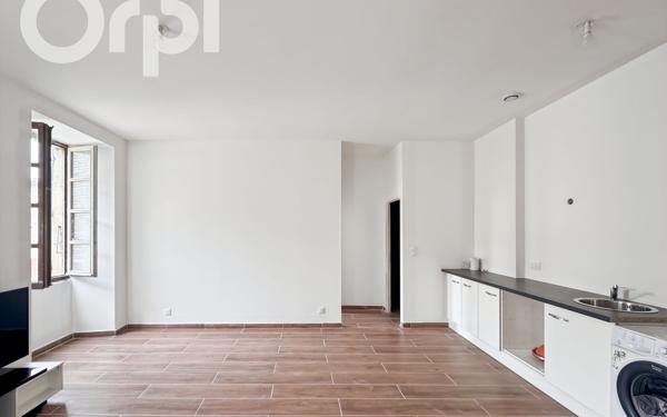 Immeuble à vendre    2 pièces •  Largentière