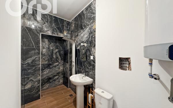 Immeuble à vendre    2 pièces •  Largentière