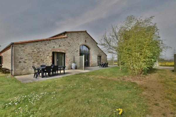 Dpt Maine et Loire (49), à vendre proche de CHOLET Salle de réception + Gites TERRAIN- 6739 M²