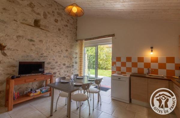 Dpt Maine et Loire (49), à vendre proche de CHOLET Salle de réception + Gites TERRAIN- 6739 M²