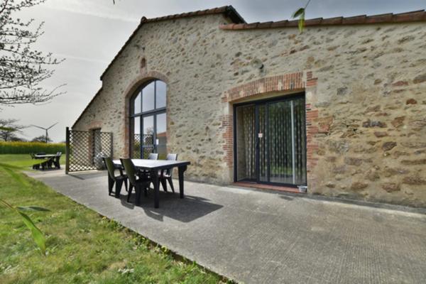 Dpt Maine et Loire (49), à vendre proche de CHOLET Salle de réception + Gites TERRAIN- 6739 M²