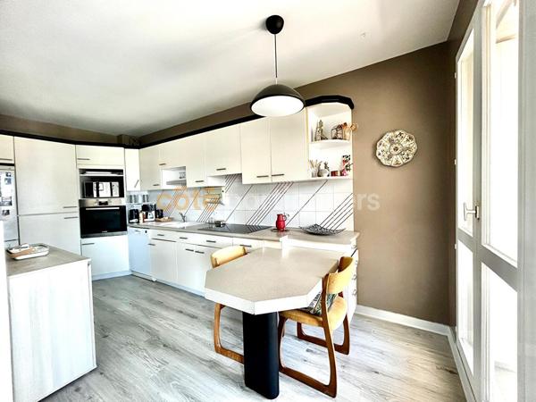 Vente
                Appartement93,1 m² - 4 Pièces -
                    LA ROCHELLE (17000)