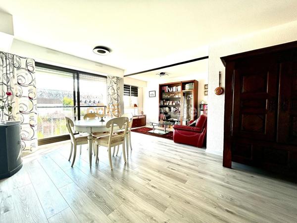 Vente
                Appartement93,1 m² - 4 Pièces -
                    LA ROCHELLE (17000)
