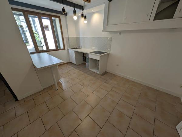 Vente                                                      Appartement
                        
                     5 pièces                      90 m2                     à Martigues