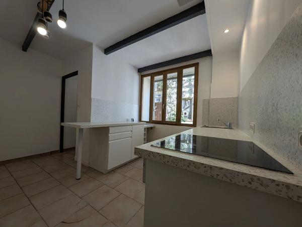 Vente                                                      Appartement
                        
                     5 pièces                      90 m2                     à Martigues