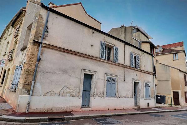 Vaste bâtisse de caractère début du XXème siècle Maisons Laffitte 10 pièce(s) 200 m2, cour intérieure, cave voutée !