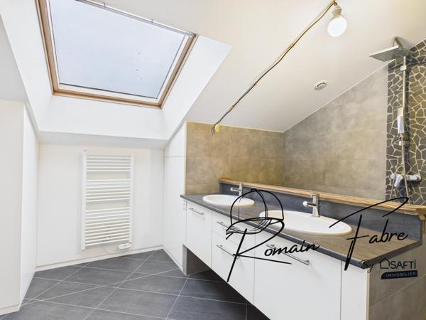 Hangar de 600m2 avec 3 logements indépendants entièrement rénovés