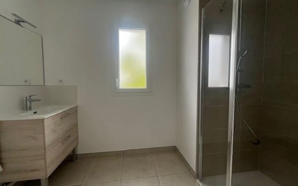 Appartement à louer    3 pièces •  Ploudalmézeau