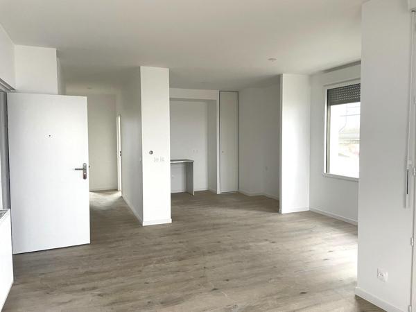 Disponible au Pied du Tram - Avec Terrasse et Parkings
