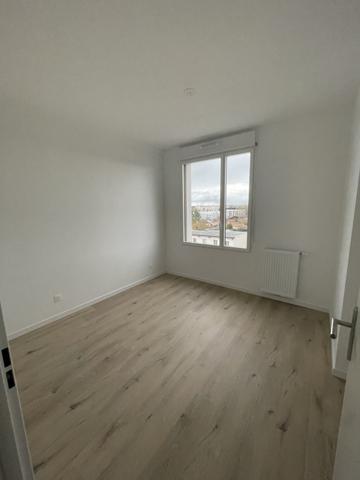 Disponible au Pied du Tram - Avec Terrasse et Parkings