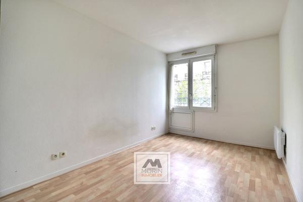 BORDEAUX quartier Sainte-Croix, à vendre appartement avec une chambre, balcon et parking couvert sécurisé