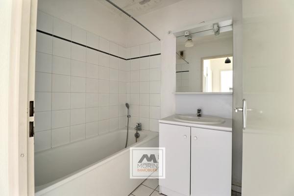 BORDEAUX quartier Sainte-Croix, à vendre appartement avec une chambre, balcon et parking couvert sécurisé