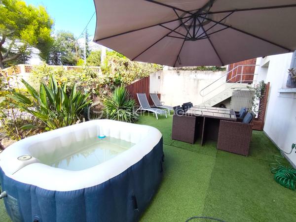 Hauts de Cagnes sur mer – Charmant 2 pièces en rez-de-chaussée avec extérieur, au calme, vue verdure

À découvrir rapidement ! Dans un environnement calme et verdoyant, venez découvrir ce charmant appartement 2 pièces d'une surface de 45.50m² loi carrez et totalisant une surface au sol de 100m² env, en rez-de-chaussée d’une villa individuelle, formant une petite copropriété de seulement 4 lots... et PAS de charges mensuelles de copropriété !
Bénéficiant d’une entrée indépendante, l’appartement s’ouvre sur une agréable terrasse de 44m² et offre un cadre de vie paisible, avec une jolie vue sur la verdure.
Il se compose d’une entrée donnant sur une pièce de vie avec cuisine américaine, puis d’un dégagement desservant une salle d’eau avec WC et fenêtre, ainsi qu’une grande chambre de 15m² avec rangements.
La chambre bénéficie également d’un accès à une agréable loggia de 8 m², pouvant facilement devenir un espace enfant, un bureau pour le télétravail, un espace de sport ou tout autre espace selon vos envies, avec vue verdure.
Un parking gratuit situé à quelques mètres vient compléter le confort de ce bien. Il est également possible d’acquérir, en supplément, une place de stationnement au sein de la copropriété.

* Rez-de-chaussée
* Entrée indépendante
* Terrasse 44m²
* Loggia de 8 m²
* Vue dégagée sur la verdure
* Environnement calme
* Grande chambre avec rangements
* Parking gratuit à proximité
* Possibilité d’acquérir une place de parking dans la copropriété en sus

Un véritable petit havre de paix, idéal pour profiter d’un environnement calme et verdoyant tout en restant proche des commodités.
Visiter rapidement pour découvrir ce petit coin de paradis !
