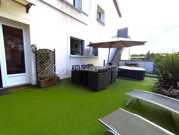Hauts de Cagnes sur mer – Charmant 2 pièces en rez-de-chaussée avec extérieur, au calme, vue verdure

À découvrir rapidement ! Dans un environnement calme et verdoyant, venez découvrir ce charmant appartement 2 pièces d'une surface de 45.50m² loi carrez et totalisant une surface au sol de 100m² env, en rez-de-chaussée d’une villa individuelle, formant une petite copropriété de seulement 4 lots... et PAS de charges mensuelles de copropriété !
Bénéficiant d’une entrée indépendante, l’appartement s’ouvre sur une agréable terrasse de 44m² et offre un cadre de vie paisible, avec une jolie vue sur la verdure.
Il se compose d’une entrée donnant sur une pièce de vie avec cuisine américaine, puis d’un dégagement desservant une salle d’eau avec WC et fenêtre, ainsi qu’une grande chambre de 15m² avec rangements.
La chambre bénéficie également d’un accès à une agréable loggia de 8 m², pouvant facilement devenir un espace enfant, un bureau pour le télétravail, un espace de sport ou tout autre espace selon vos envies, avec vue verdure.
Un parking gratuit situé à quelques mètres vient compléter le confort de ce bien. Il est également possible d’acquérir, en supplément, une place de stationnement au sein de la copropriété.

* Rez-de-chaussée
* Entrée indépendante
* Terrasse 44m²
* Loggia de 8 m²
* Vue dégagée sur la verdure
* Environnement calme
* Grande chambre avec rangements
* Parking gratuit à proximité
* Possibilité d’acquérir une place de parking dans la copropriété en sus

Un véritable petit havre de paix, idéal pour profiter d’un environnement calme et verdoyant tout en restant proche des commodités.
Visiter rapidement pour découvrir ce petit coin de paradis !