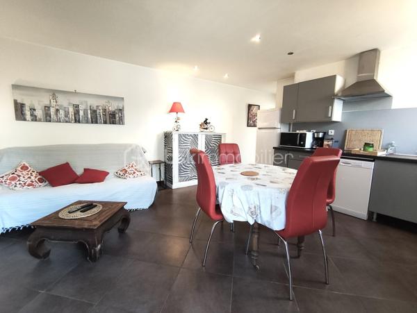 Hauts de Cagnes sur mer – Charmant 2 pièces en rez-de-chaussée avec extérieur, au calme, vue verdure

À découvrir rapidement ! Dans un environnement calme et verdoyant, venez découvrir ce charmant appartement 2 pièces d'une surface de 45.50m² loi carrez et totalisant une surface au sol de 100m² env, en rez-de-chaussée d’une villa individuelle, formant une petite copropriété de seulement 4 lots... et PAS de charges mensuelles de copropriété !
Bénéficiant d’une entrée indépendante, l’appartement s’ouvre sur une agréable terrasse de 44m² et offre un cadre de vie paisible, avec une jolie vue sur la verdure.
Il se compose d’une entrée donnant sur une pièce de vie avec cuisine américaine, puis d’un dégagement desservant une salle d’eau avec WC et fenêtre, ainsi qu’une grande chambre de 15m² avec rangements.
La chambre bénéficie également d’un accès à une agréable loggia de 8 m², pouvant facilement devenir un espace enfant, un bureau pour le télétravail, un espace de sport ou tout autre espace selon vos envies, avec vue verdure.
Un parking gratuit situé à quelques mètres vient compléter le confort de ce bien. Il est également possible d’acquérir, en supplément, une place de stationnement au sein de la copropriété.

* Rez-de-chaussée
* Entrée indépendante
* Terrasse 44m²
* Loggia de 8 m²
* Vue dégagée sur la verdure
* Environnement calme
* Grande chambre avec rangements
* Parking gratuit à proximité
* Possibilité d’acquérir une place de parking dans la copropriété en sus

Un véritable petit havre de paix, idéal pour profiter d’un environnement calme et verdoyant tout en restant proche des commodités.
Visiter rapidement pour découvrir ce petit coin de paradis !