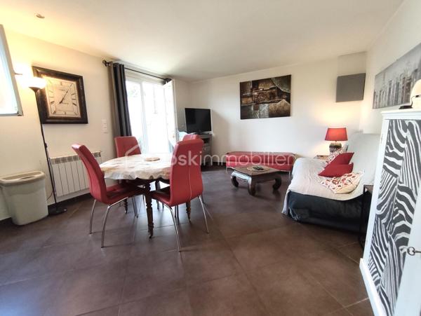 Hauts de Cagnes sur mer – Charmant 2 pièces en rez-de-chaussée avec extérieur, au calme, vue verdure

À découvrir rapidement ! Dans un environnement calme et verdoyant, venez découvrir ce charmant appartement 2 pièces d'une surface de 45.50m² loi carrez et totalisant une surface au sol de 100m² env, en rez-de-chaussée d’une villa individuelle, formant une petite copropriété de seulement 4 lots... et PAS de charges mensuelles de copropriété !
Bénéficiant d’une entrée indépendante, l’appartement s’ouvre sur une agréable terrasse de 44m² et offre un cadre de vie paisible, avec une jolie vue sur la verdure.
Il se compose d’une entrée donnant sur une pièce de vie avec cuisine américaine, puis d’un dégagement desservant une salle d’eau avec WC et fenêtre, ainsi qu’une grande chambre de 15m² avec rangements.
La chambre bénéficie également d’un accès à une agréable loggia de 8 m², pouvant facilement devenir un espace enfant, un bureau pour le télétravail, un espace de sport ou tout autre espace selon vos envies, avec vue verdure.
Un parking gratuit situé à quelques mètres vient compléter le confort de ce bien. Il est également possible d’acquérir, en supplément, une place de stationnement au sein de la copropriété.

* Rez-de-chaussée
* Entrée indépendante
* Terrasse 44m²
* Loggia de 8 m²
* Vue dégagée sur la verdure
* Environnement calme
* Grande chambre avec rangements
* Parking gratuit à proximité
* Possibilité d’acquérir une place de parking dans la copropriété en sus

Un véritable petit havre de paix, idéal pour profiter d’un environnement calme et verdoyant tout en restant proche des commodités.
Visiter rapidement pour découvrir ce petit coin de paradis !