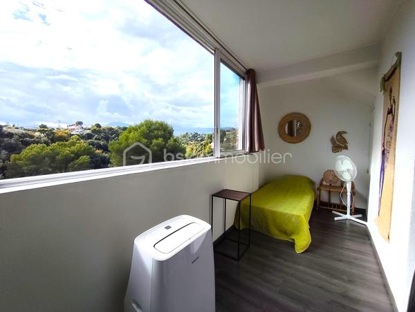 Hauts de Cagnes sur mer – Charmant 2 pièces en rez-de-chaussée avec extérieur, au calme, vue verdure

À découvrir rapidement ! Dans un environnement calme et verdoyant, venez découvrir ce charmant appartement 2 pièces d'une surface de 45.50m² loi carrez et totalisant une surface au sol de 100m² env, en rez-de-chaussée d’une villa individuelle, formant une petite copropriété de seulement 4 lots... et PAS de charges mensuelles de copropriété !
Bénéficiant d’une entrée indépendante, l’appartement s’ouvre sur une agréable terrasse de 44m² et offre un cadre de vie paisible, avec une jolie vue sur la verdure.
Il se compose d’une entrée donnant sur une pièce de vie avec cuisine américaine, puis d’un dégagement desservant une salle d’eau avec WC et fenêtre, ainsi qu’une grande chambre de 15m² avec rangements.
La chambre bénéficie également d’un accès à une agréable loggia de 8 m², pouvant facilement devenir un espace enfant, un bureau pour le télétravail, un espace de sport ou tout autre espace selon vos envies, avec vue verdure.
Un parking gratuit situé à quelques mètres vient compléter le confort de ce bien. Il est également possible d’acquérir, en supplément, une place de stationnement au sein de la copropriété.

* Rez-de-chaussée
* Entrée indépendante
* Terrasse 44m²
* Loggia de 8 m²
* Vue dégagée sur la verdure
* Environnement calme
* Grande chambre avec rangements
* Parking gratuit à proximité
* Possibilité d’acquérir une place de parking dans la copropriété en sus

Un véritable petit havre de paix, idéal pour profiter d’un environnement calme et verdoyant tout en restant proche des commodités.
Visiter rapidement pour découvrir ce petit coin de paradis !