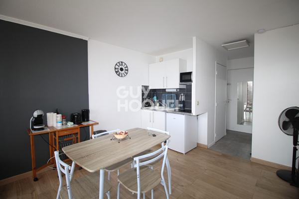 À louer -  Studio meublé à l'année de 24 m² en résidence avec piscine