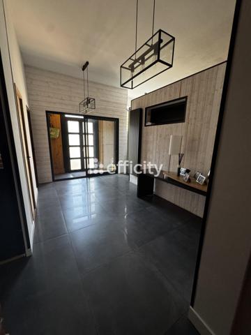 Maison
         5 pièces
        - 219 m² 330 000 € *