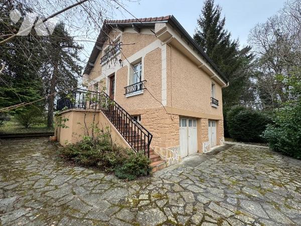 Maison proche centre ville dans environnement calme avec grand terrain