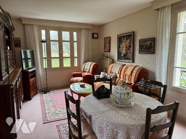 Maison proche centre ville dans environnement calme avec grand terrain