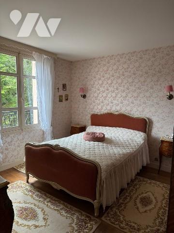 Maison proche centre ville dans environnement calme avec grand terrain