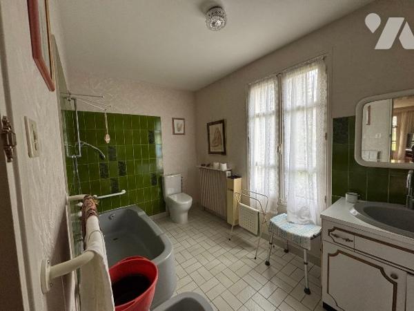 Maison proche centre ville dans environnement calme avec grand terrain