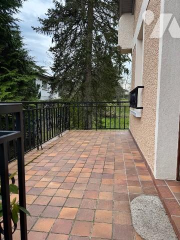 Maison proche centre ville dans environnement calme avec grand terrain