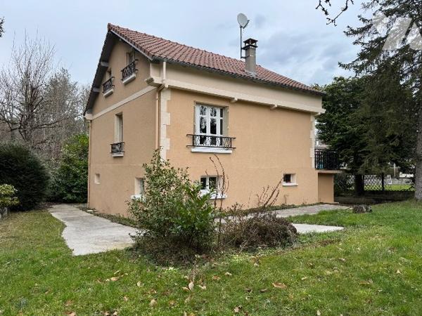 Maison proche centre ville dans environnement calme avec grand terrain