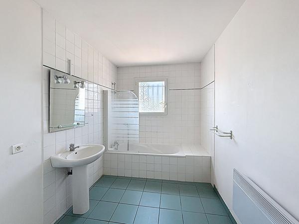 Maison individuelle , 96m2 sur terrain 384m2, trois chambres, un bureau, un garage.