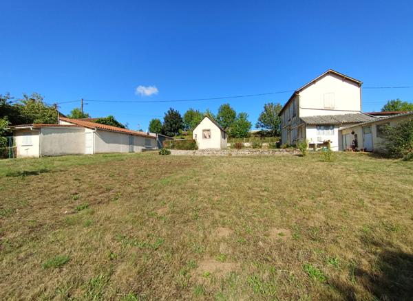 CELLES SUR BELLE (79) à vendre Ensemble immobilier à rénover avec dépendances et grand terrain arboré