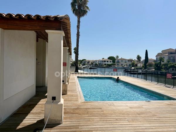 Aigues-Mortes – Marina 3 pièces entièrement rénovée avec poste d'amarrage