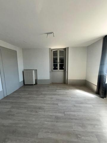 Appartement 132m2 , Bon état  , Bâtiment MARNAY CENTRE / OPPORTUNITE
